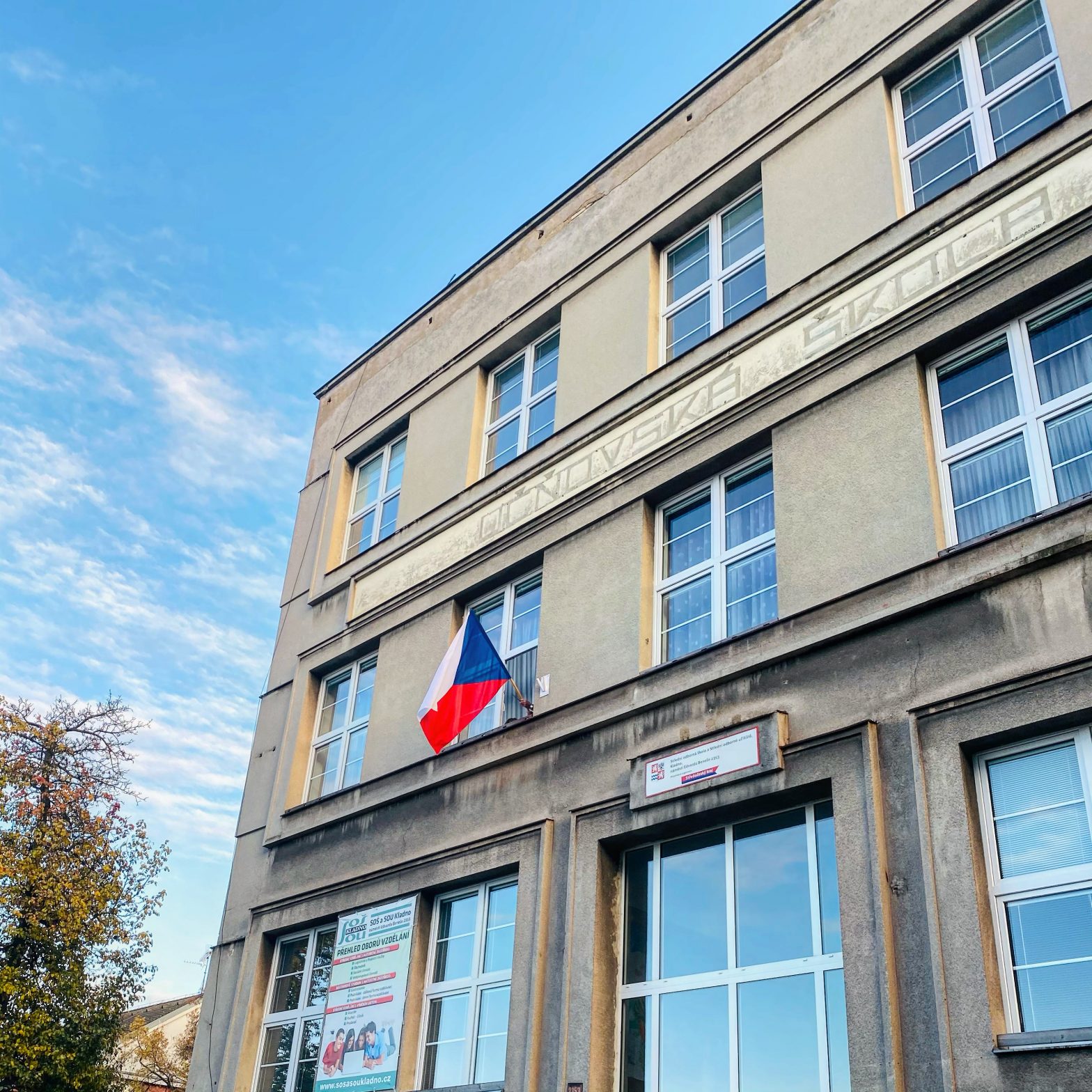Česká státní vlajka na budově učiliště v Kladně